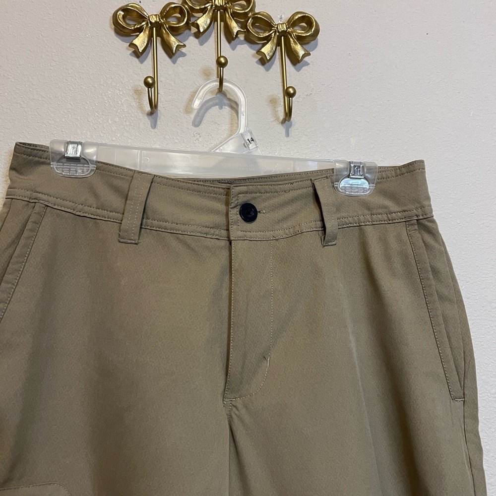 Magellan Outdoors Men's Khaki Cargo Shorts. Size 30” waist - Picture 3 of 5